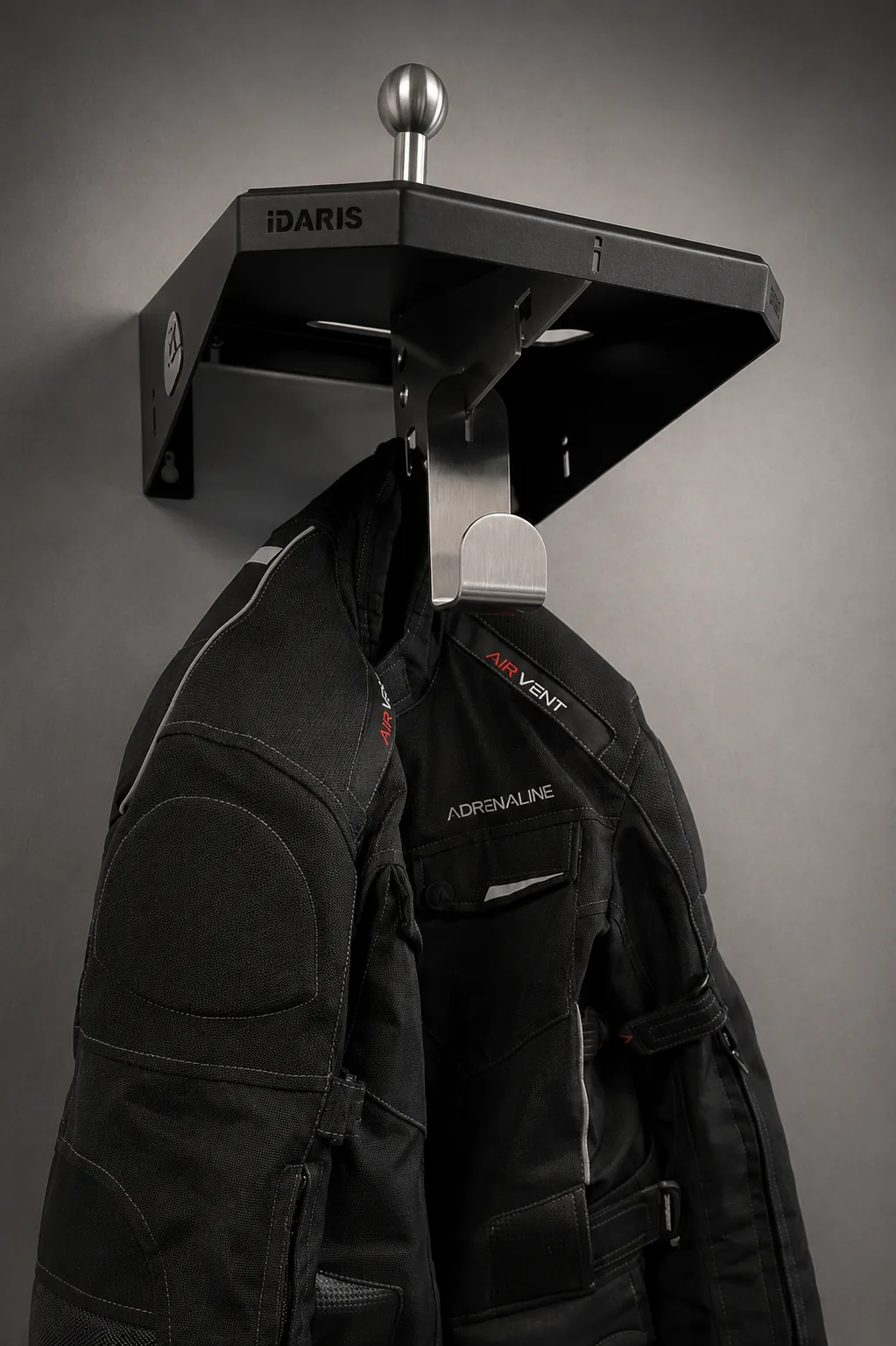 iDARIS Stealth Black — wariant w pełnej czerni z zawieszonym kombinezonem motocyklowym