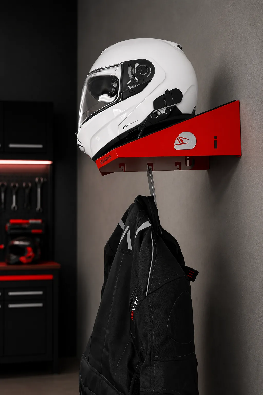 iDARIS Racing Red — wariant z czerwoną platformą, białym kaskiem i czarnym kombinezonem w tle warsztatu